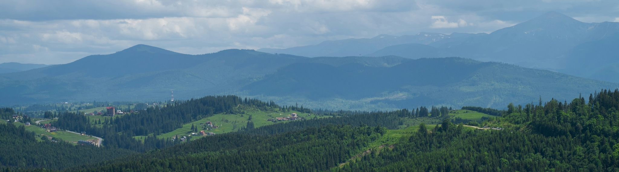 美丽的绿色森林和村落